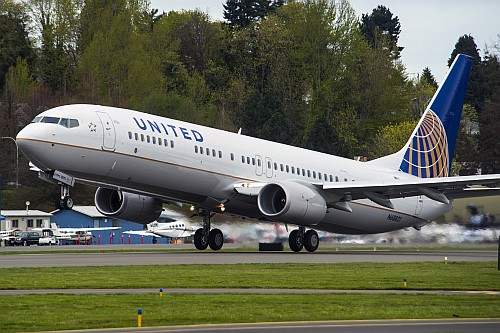 8000. Boeing 737 United Airlines