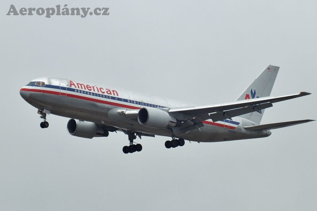 Boeing 767-223ER - N329AA