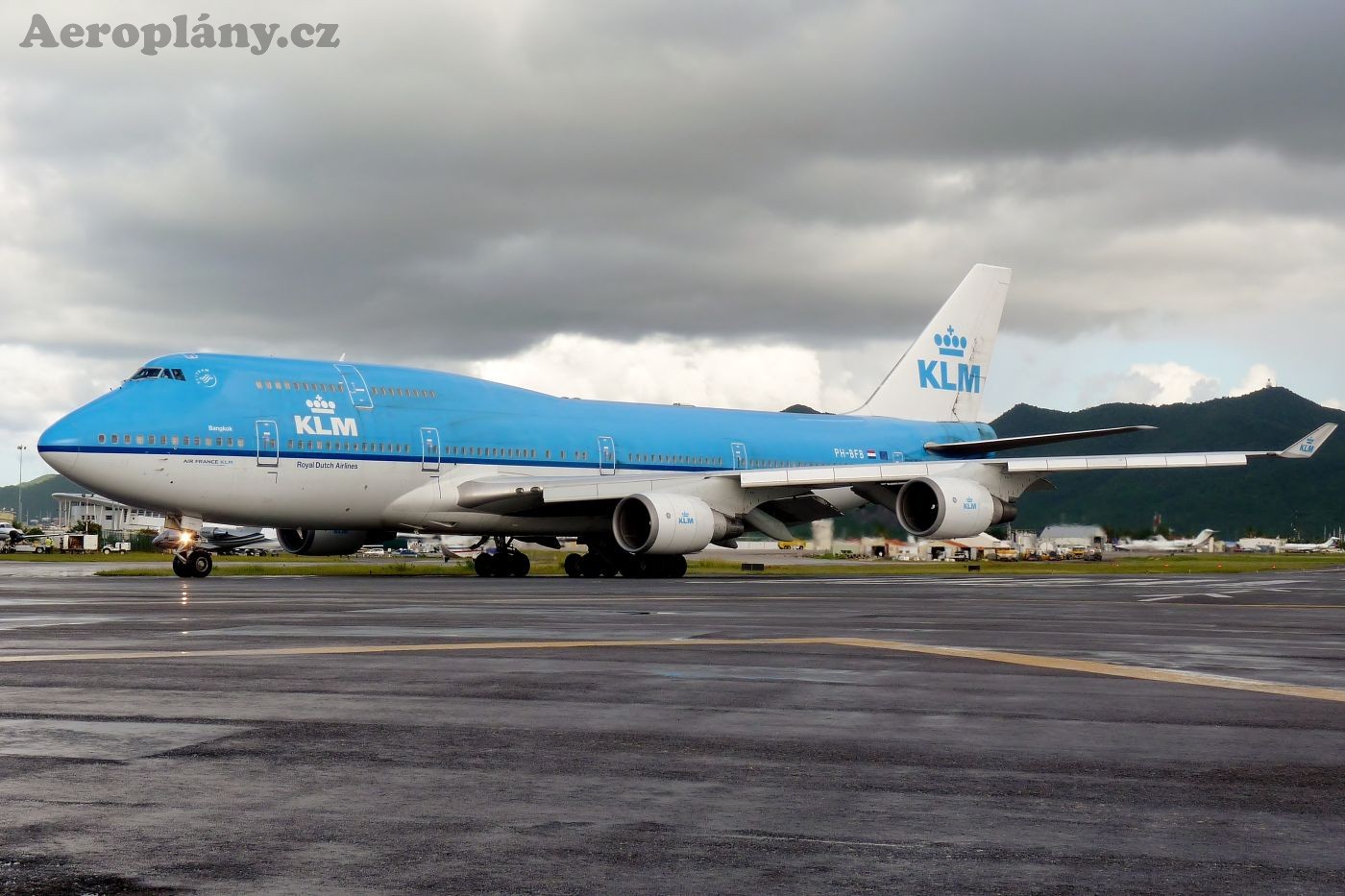 Boeing 747-406 - PH-BFB