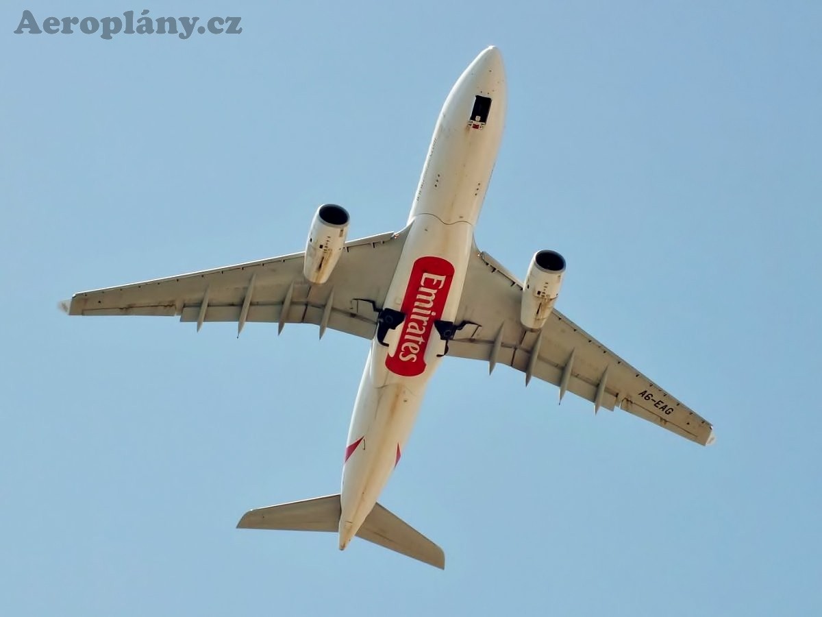 Airbus 330-243 - A6-EAG