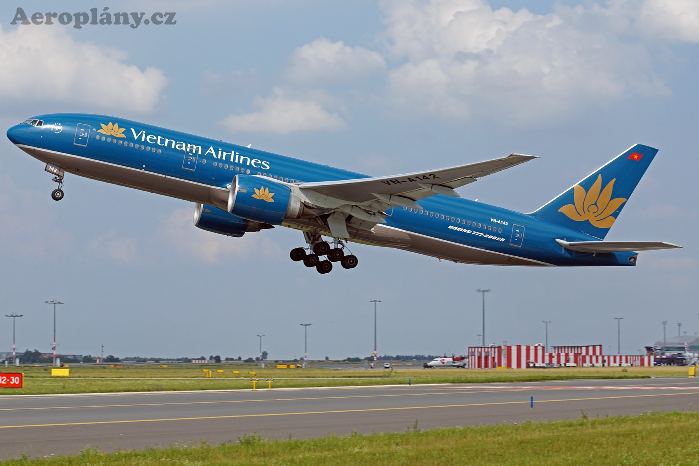 Boeing B777-2Q8/ER - VN-A142