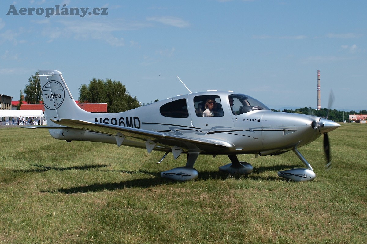 Cirrus SR-22 - N696MD