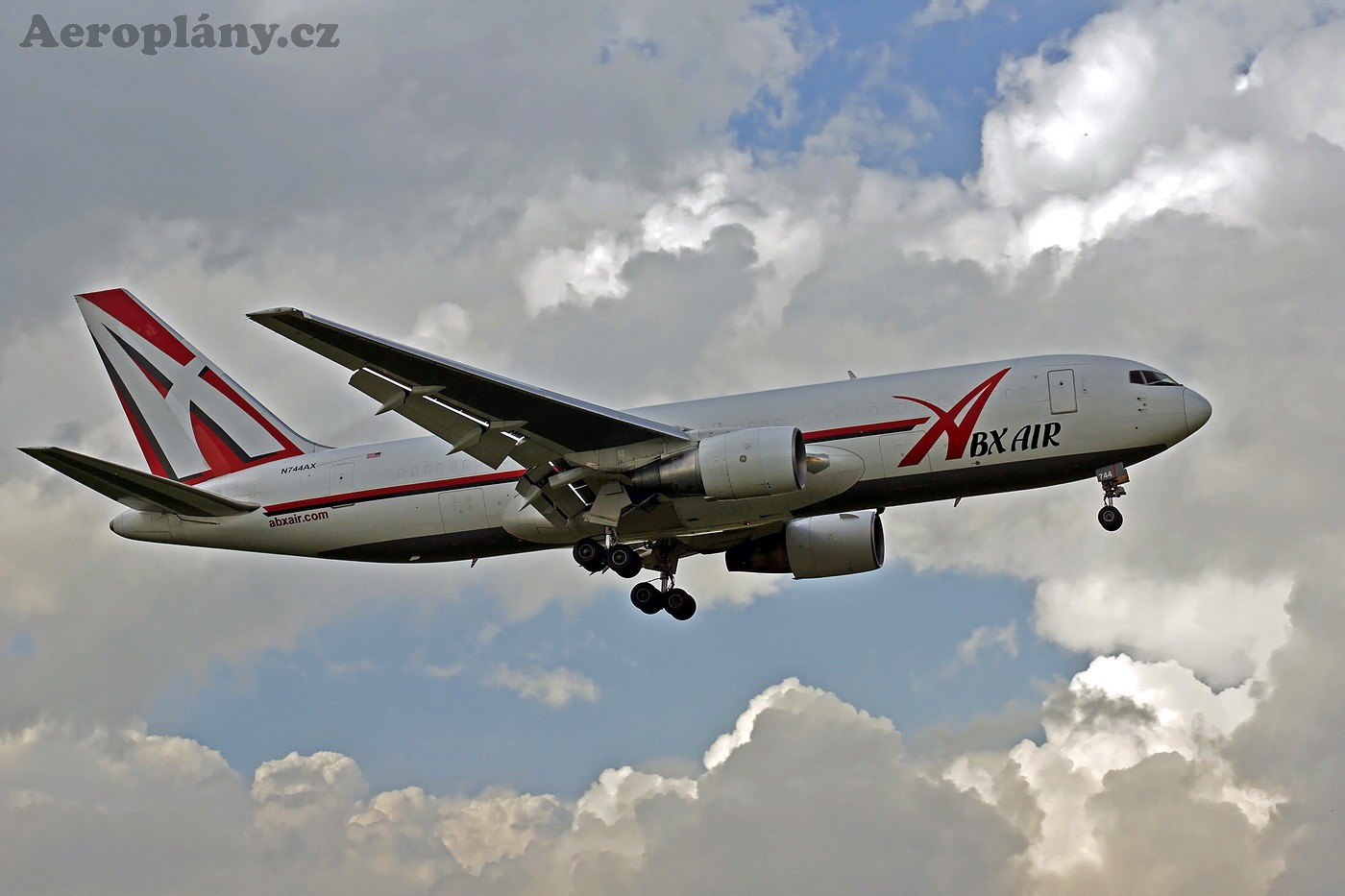 Boeing B767-232 BDSF - N744AX