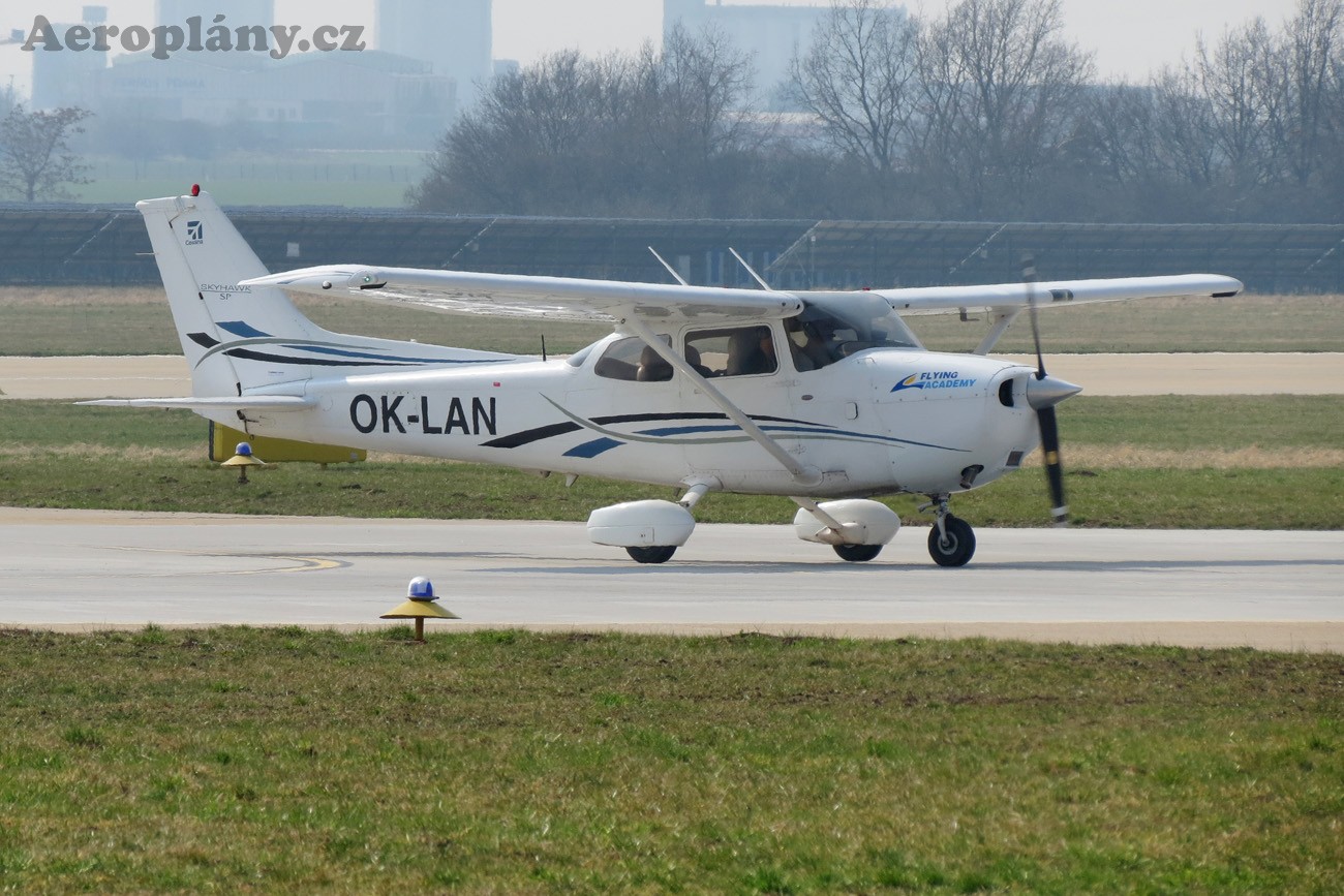 Cessna 172S Skyhawk SP - OK-LAN