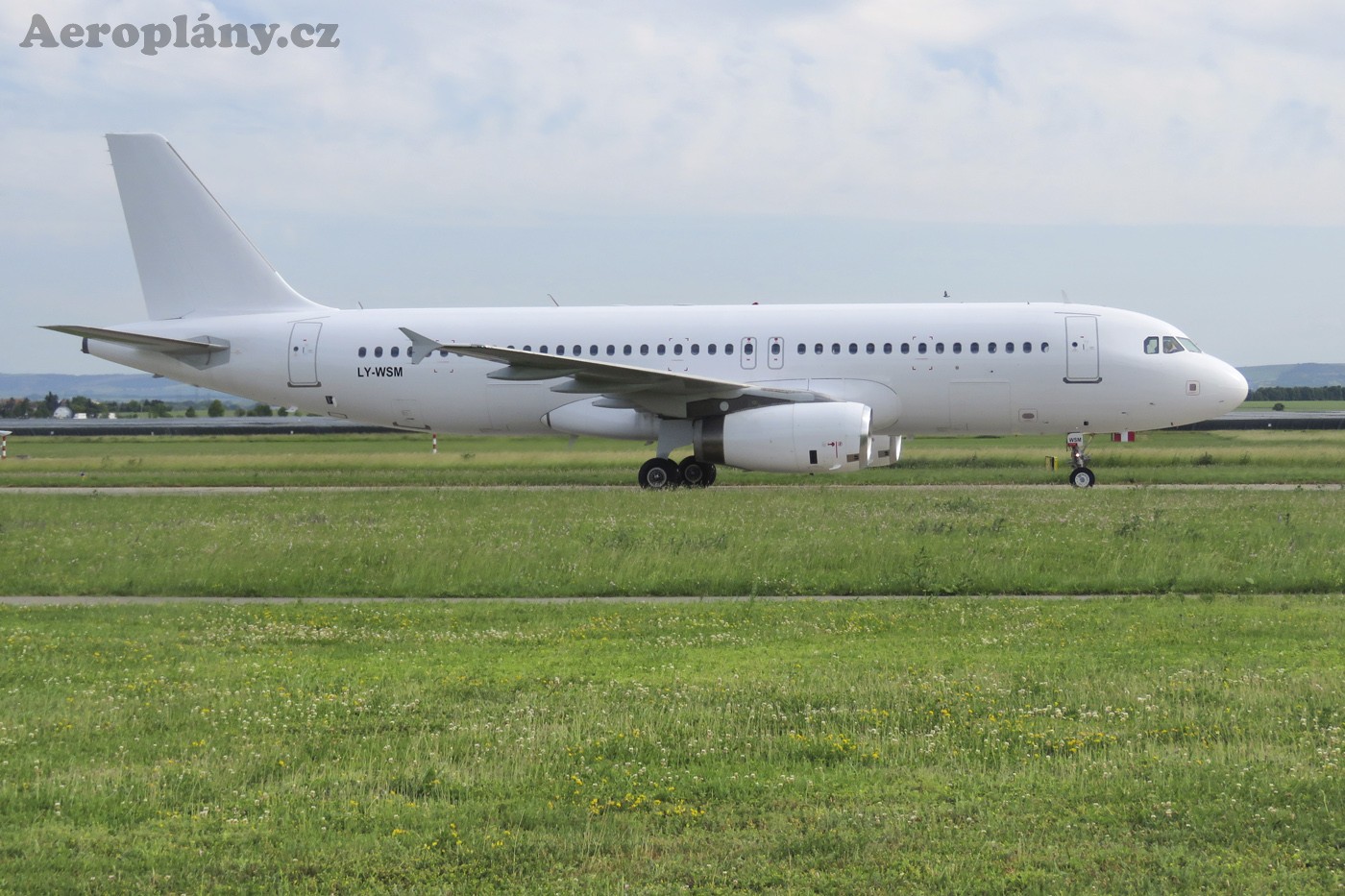 Airbus A320-232 - LY-WSM