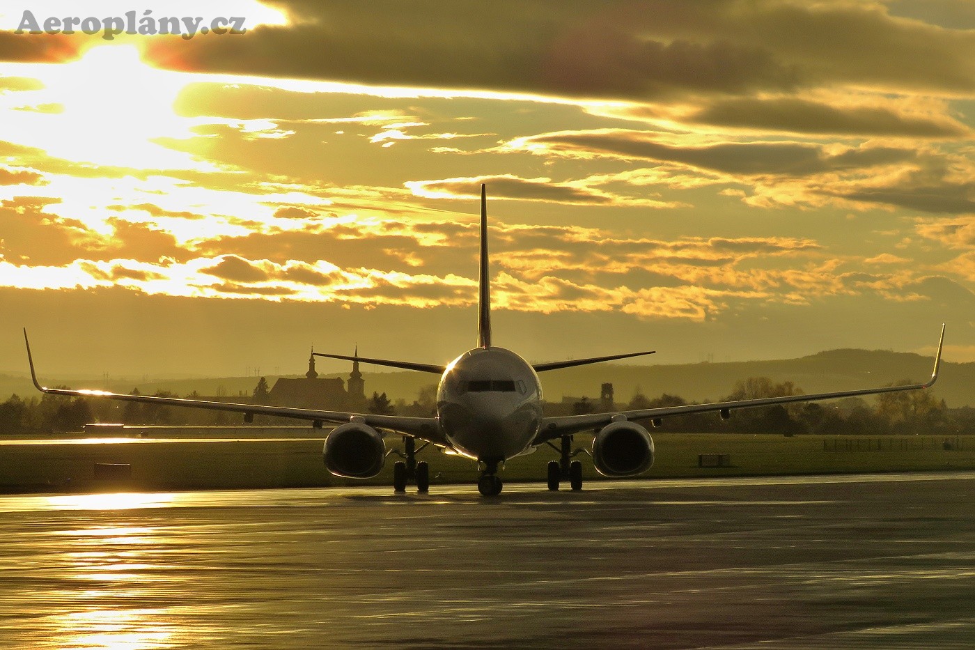 Boeing 737-8KN - YR-HLB