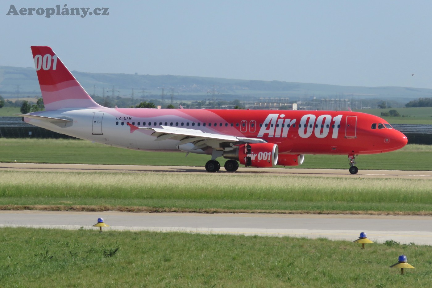 Airbus A320-214 - LZ-EAN